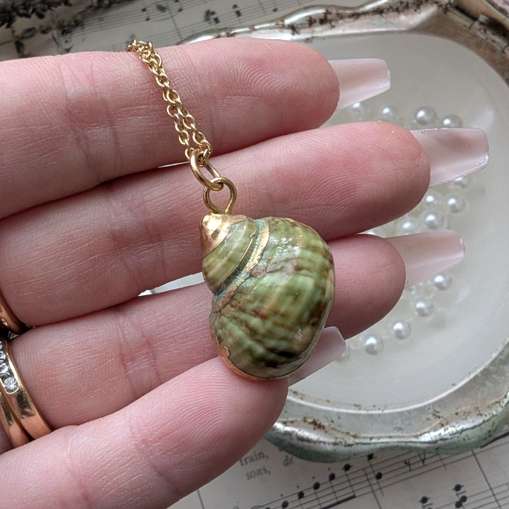 Vintage Gold and Green Shell Pendant Necklace - Picture 11 of 16